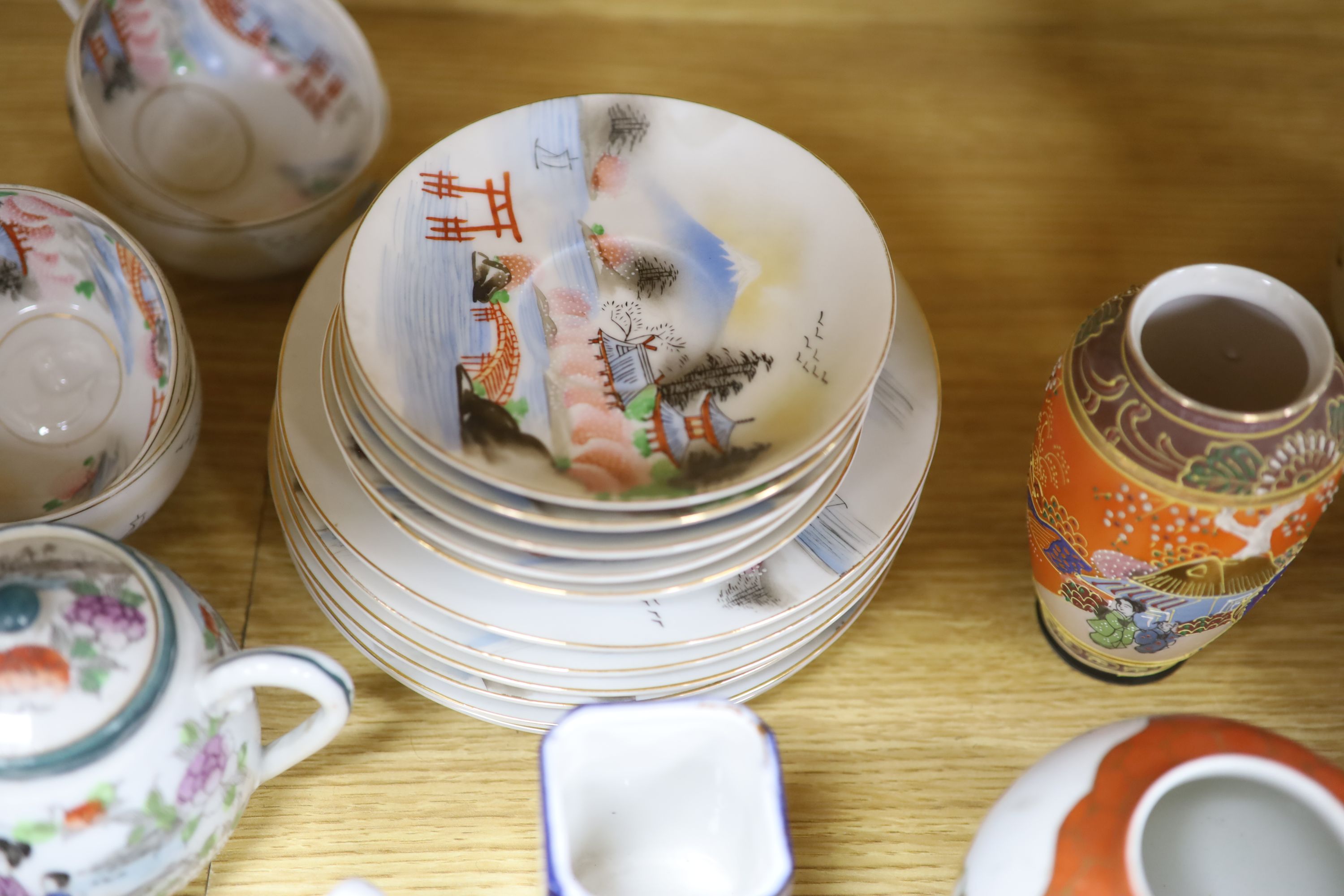 A quantity of mixed Chinese and Japanese porcelain